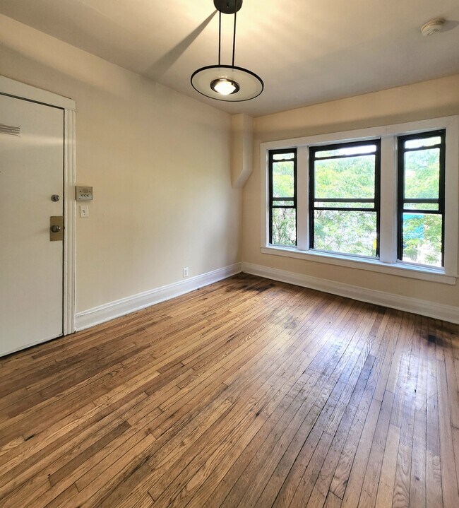 Building Photo - 1909 W Foster Ave