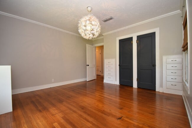 Building Photo - Cute 3 Bed 2 Bath with Hardwood Floors & G...