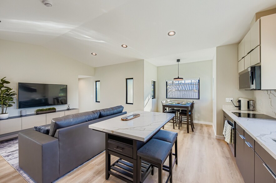 Building Photo - 1654 York Dr