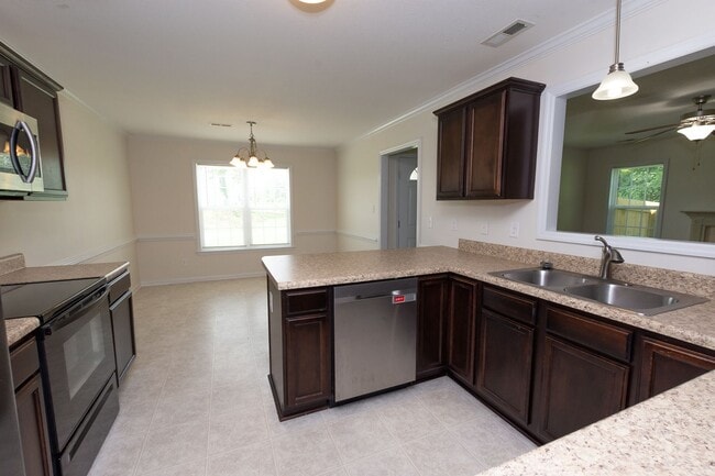 Building Photo - 3 Bedrooms and a bonus room in Richlands (Will include lawn service with increased rents)