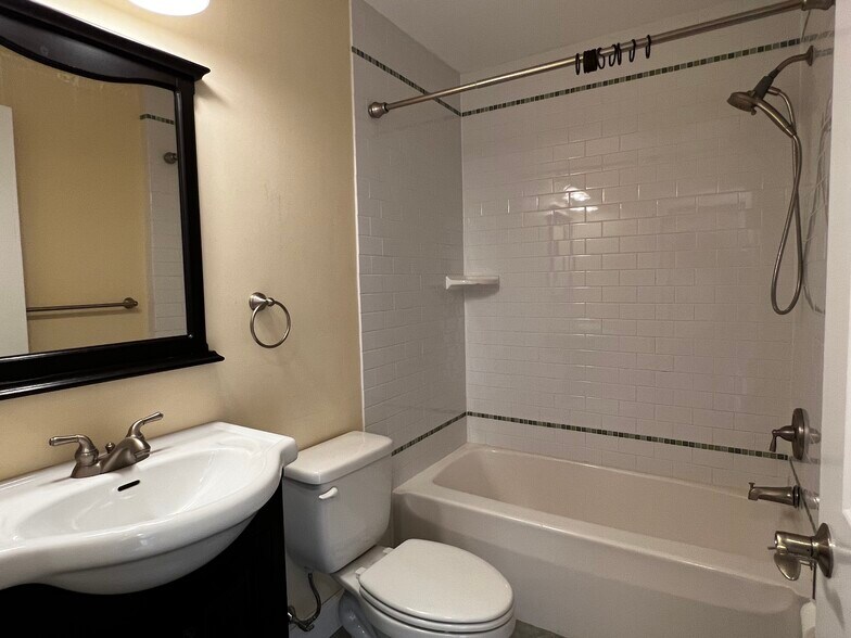 Building Photo - 54 Holton St