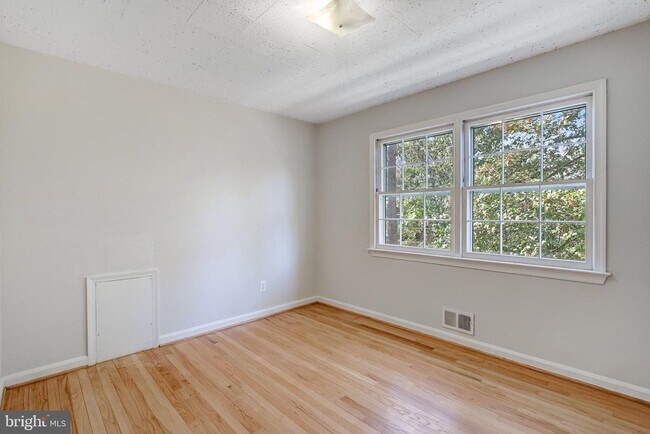 Building Photo - 9232 Forest Haven Dr