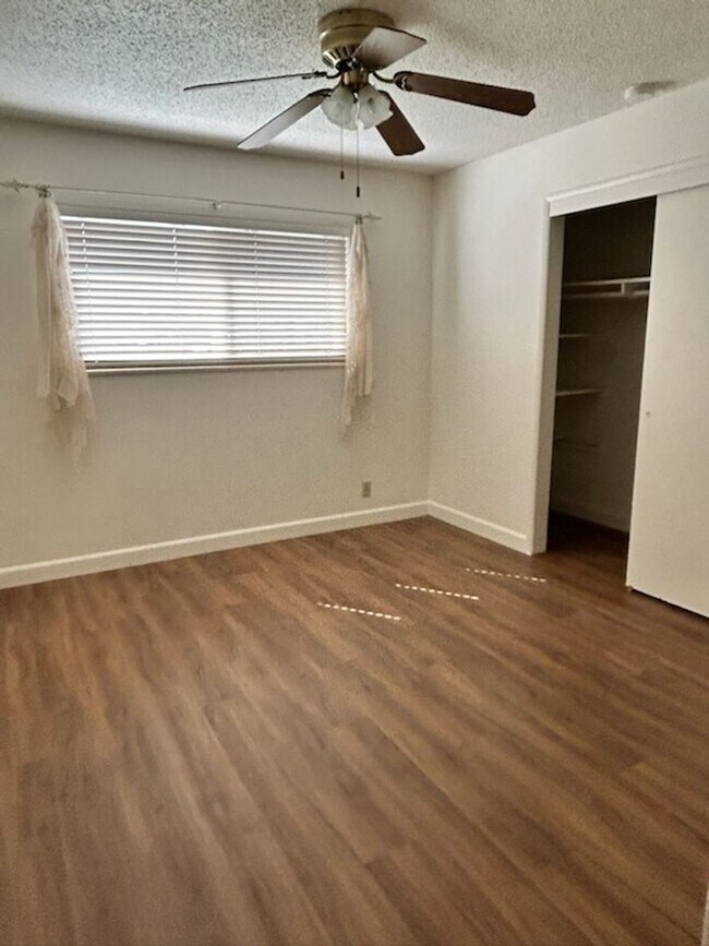 Building Photo - 749 E Wrenwood Ln