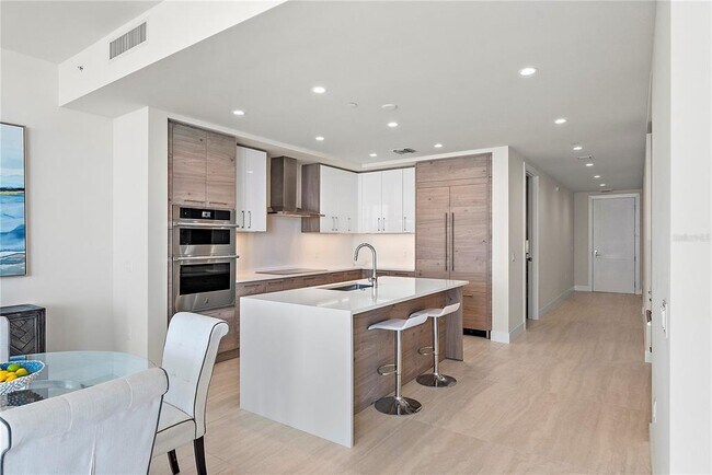 Building Photo - 301 1st St S