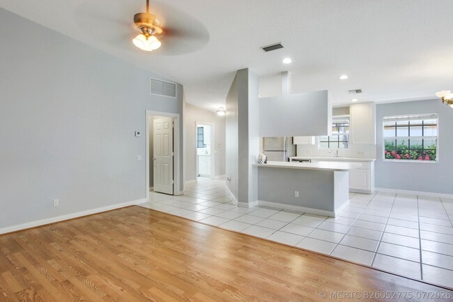 Building Photo - 10870 SW Dardanelle Dr