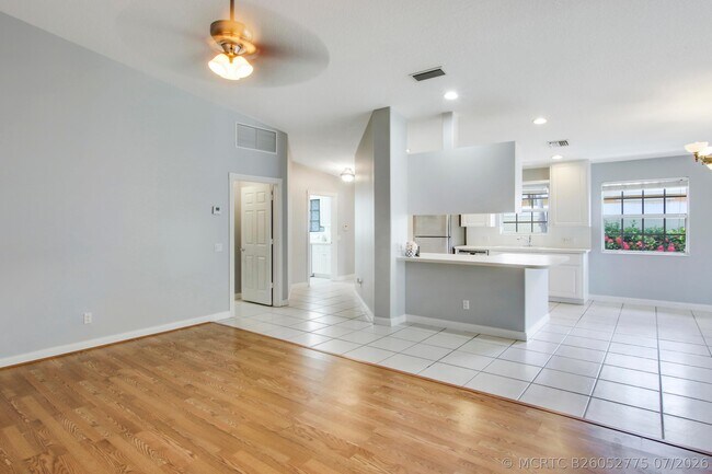 Building Photo - 10870 SW Dardanelle Dr