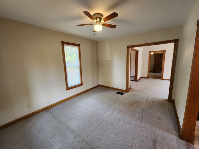 Building Photo - Single Family 3 bedroom 1.5 bath in Moline