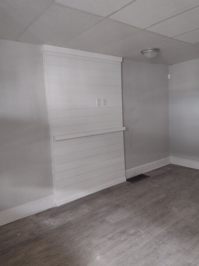 Building Photo - Refreshed 3BR/1BA Cozy Home with Porch & Fenced Yard!