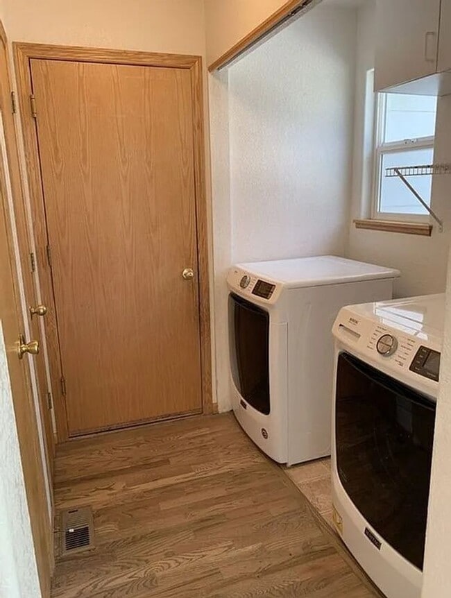 Building Photo - Spacious Single-Family Home in Established Wellington Neighborhood