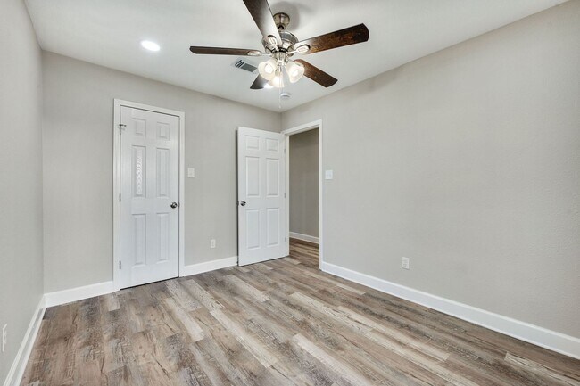 Building Photo - 1005 Summer Ct Cir