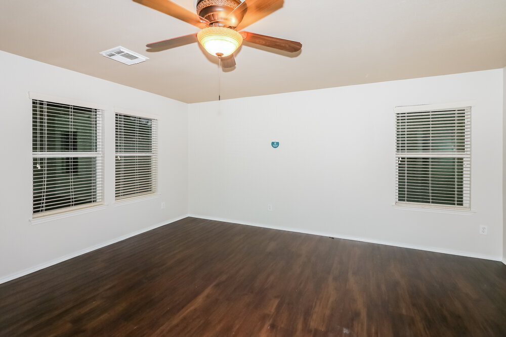 Building Photo - 5027 Oak Briar Ln