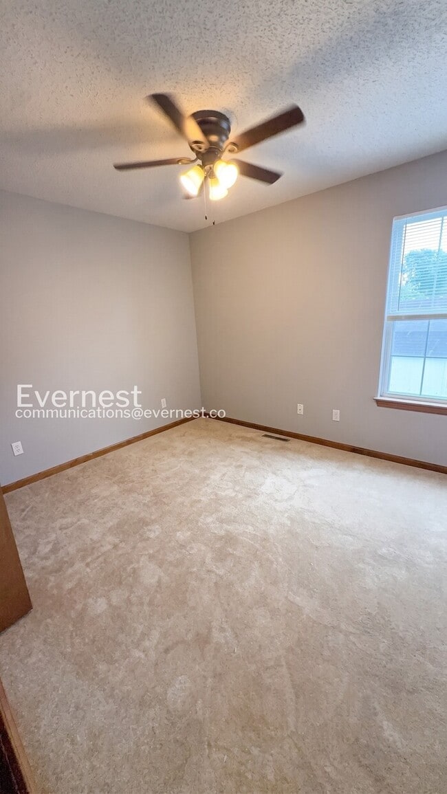 Building Photo - 3 Bed/1.5 Bath Home with Fenced Yard & Garage / Pet-Friendly / Vouchers Accepted / Available Now!