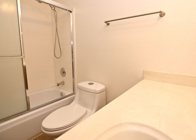Building Photo - 1032 Summerplace Dr