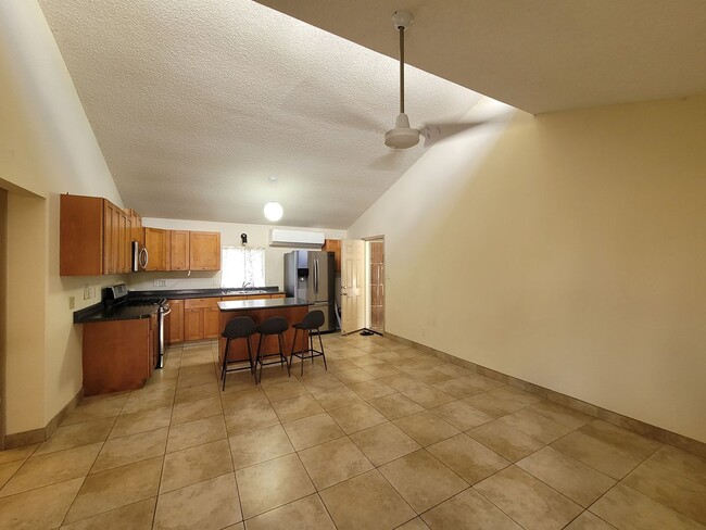 Building Photo - Great price for this 3 Bedroom 1.5 Bathroo...