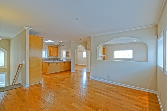 Building Photo - BEAUTIFUL, BRIGHT & AIRY 3BR2.5BA DETACHED TOWNHOME W/ LARGE 2-CAR GARAGE, WORKSHOP/BONUS ROOM, C...