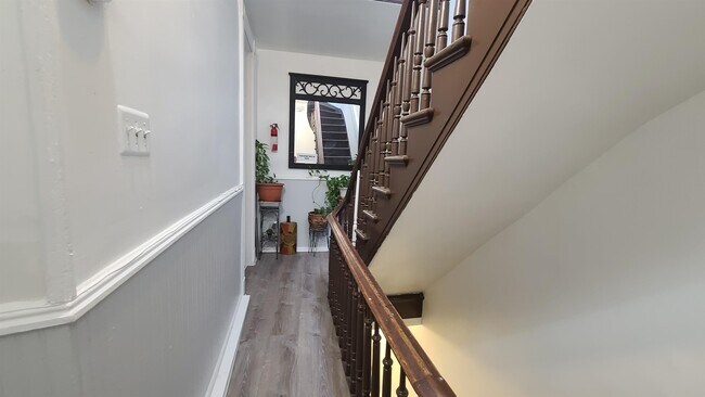 Building Photo - 302 Summit Ave