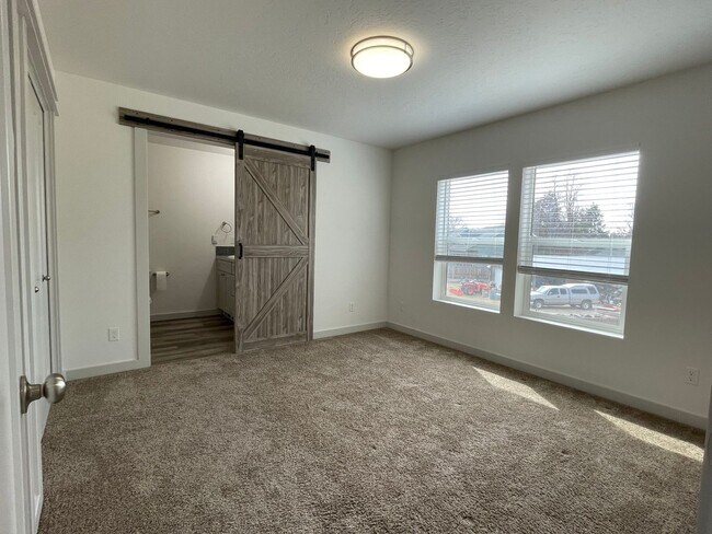 Building Photo - Beautiful3 bed 2,5 bath townhouse in Garden City