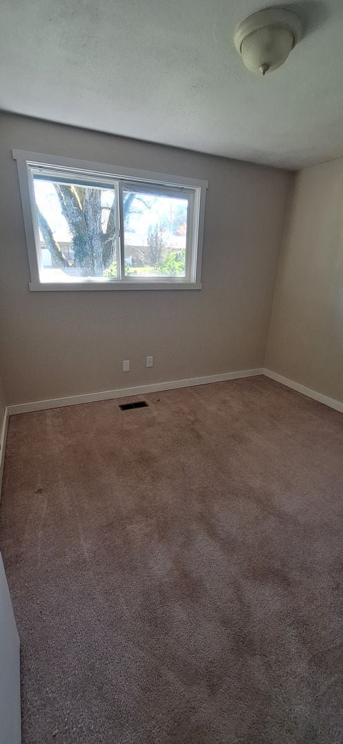 Building Photo - Single level pet friendly home - Move In Special