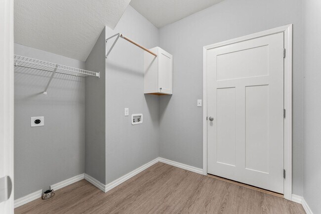 Building Photo - 1/2 OFF 1ST MONTHS RENT!!! NEW LUXURY 3 BED 2.5 BATH TOWNHOUSE!!!