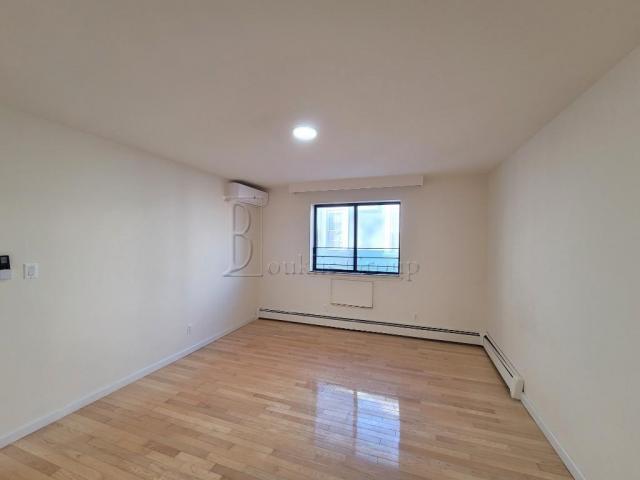 Building Photo - 4 bedroom in ASTORIA NY 11102