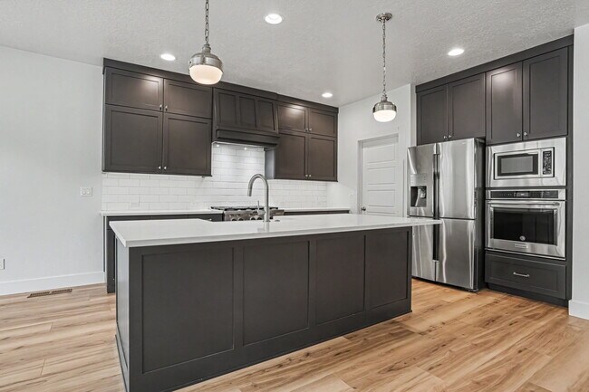 Building Photo - 6120 N Hacienda Ave