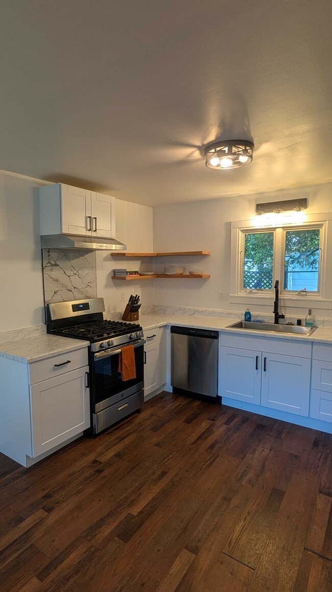 Building Photo - 405 N Cloverdale Blvd