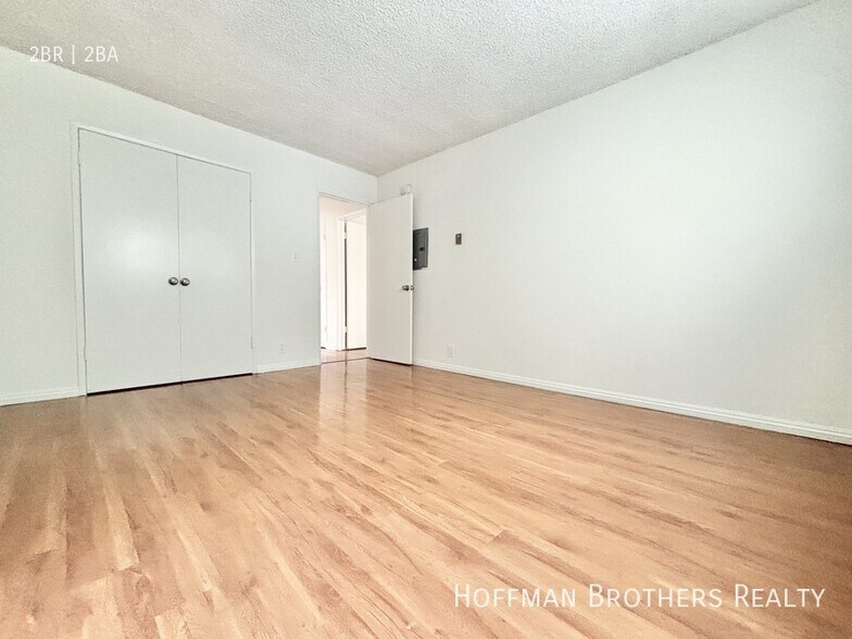 Building Photo - 10535 Lindley Ave