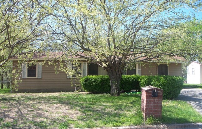Primary Photo - 212 W Robin Ln