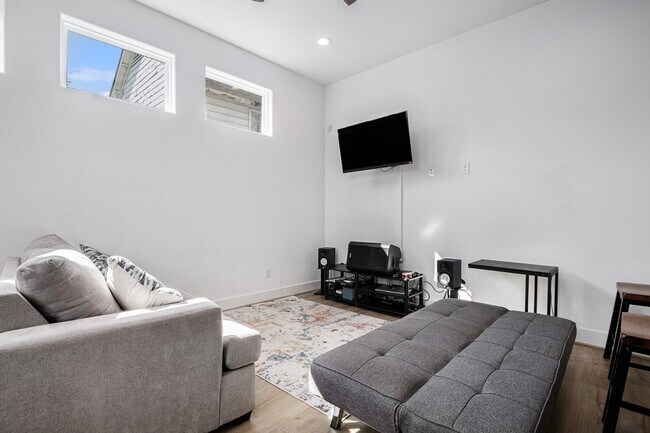 Building Photo - 203 Danna Ln