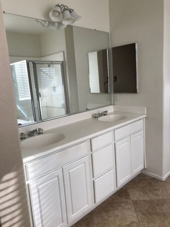 Building Photo - 3 BEDROOM VICTORVILLE HOME IN SPRING VALLE...