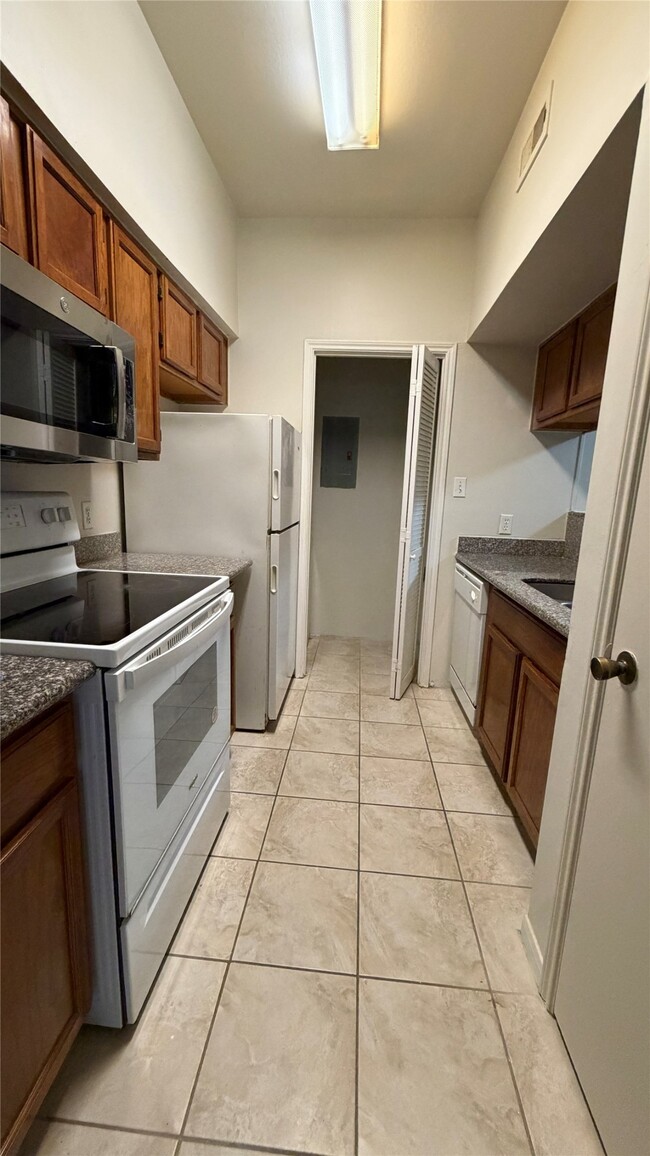 Building Photo - 6500 Harbor Town Dr