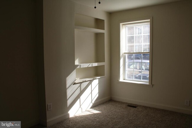 Building Photo - 204 Maple St