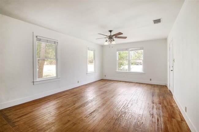 Building Photo - 917 W 4th St