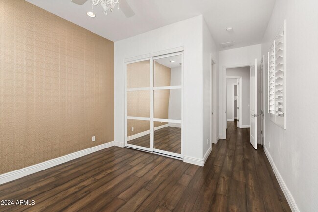 Building Photo - 9901 E Edgestone Dr