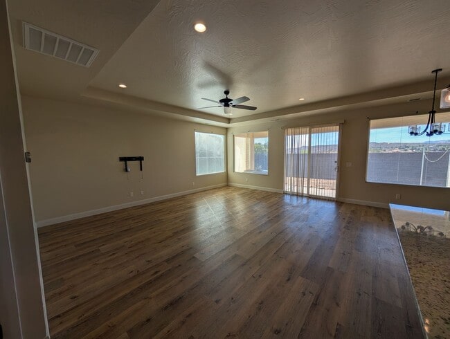 Building Photo - 951 N Main St