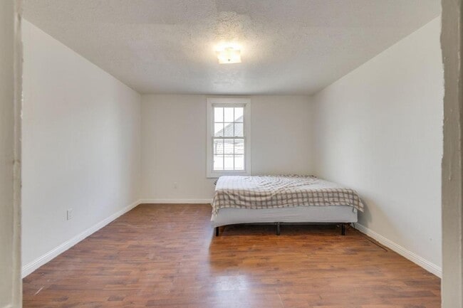 Building Photo - 818 5th St