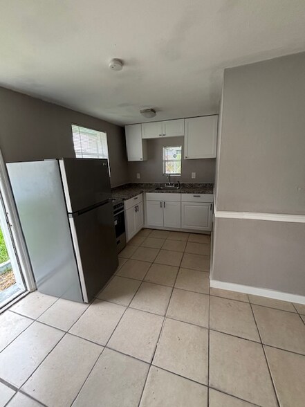 Building Photo - 1064 N Tamiami Trl