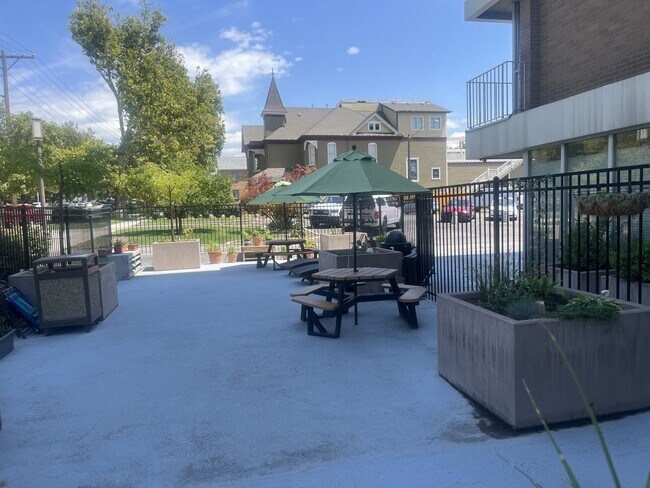 Building Photo - 710 E 200 S