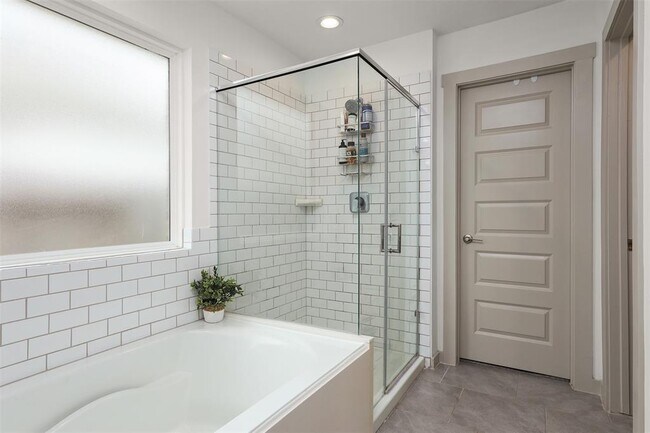 Building Photo - 2709 Golden Palms Ln