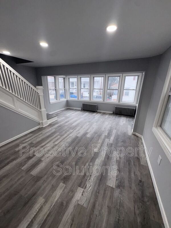 Building Photo - 461 Madison St