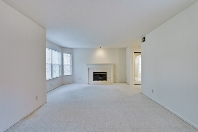 Building Photo - Lovely and spacious 3BR 2.5BA townhouse in...