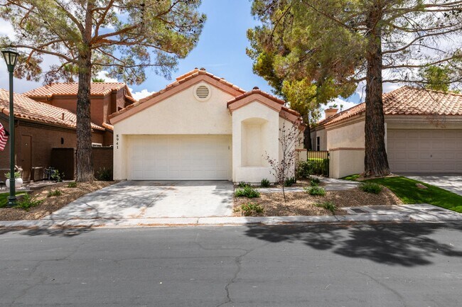 Building Photo - 3 Bedroom, 2.5 Bath Golf Course Home in Guard-Gated Canyon Gate