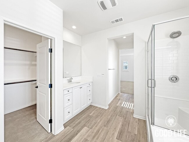 Building Photo - Stunning 2000+ sqft  4B/3BA Home in a Great Community!