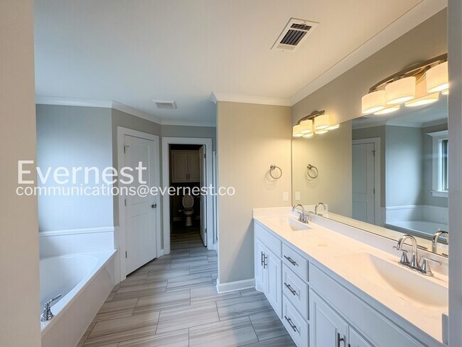 Building Photo - 4 Bed/2 Bath Home with Fenced Yard & Garage / Pet-Friendly / Available Now!