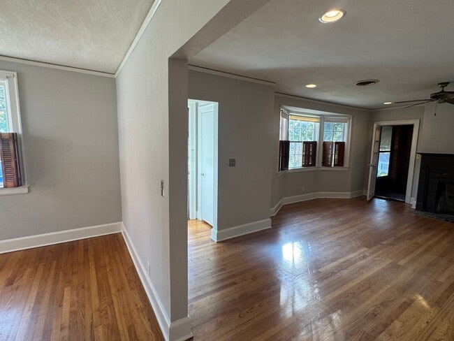 Building Photo - Adorable Home