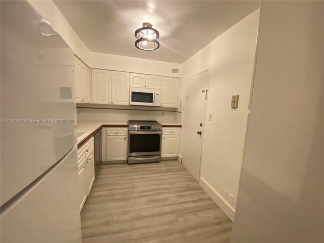 Building Photo - 9225 Collins Ave