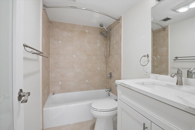 Building Photo - 511 Bayshore Dr