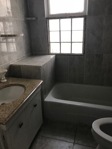 Building Photo - 617 Moulton St E