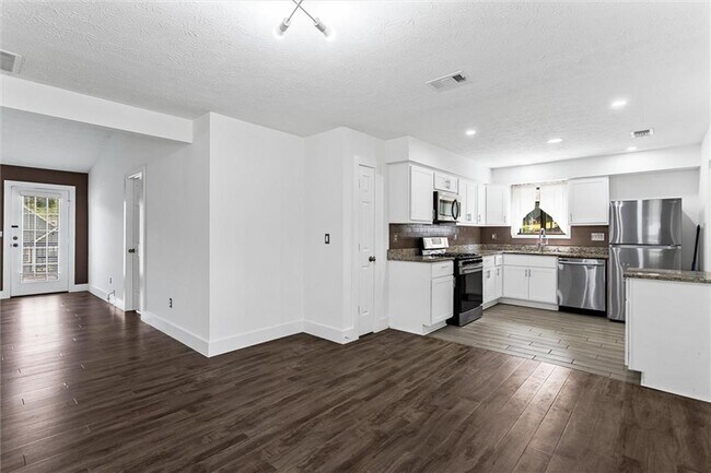 Building Photo - 140 Grayland Creek Dr