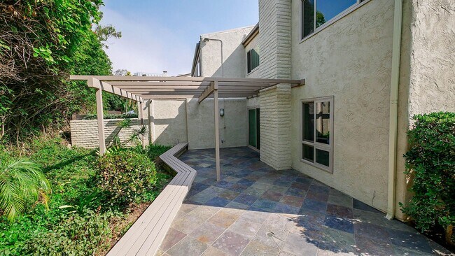 Building Photo - Updated 4BR Townhome in La Jolla Shores He...